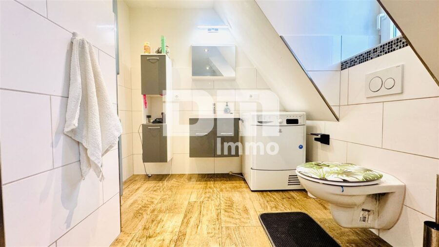 Wohn Gewerbe Ensemble mit 6 neuwertigen Apartments + Restaurant in Traumlage - OG2Apartment  5 Bad / Dusche